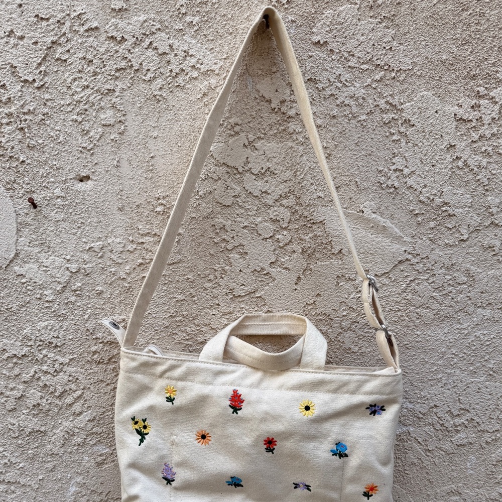 BAGGU: Horizontal Zip Duck Bag - Floral - Picture 4 of 7